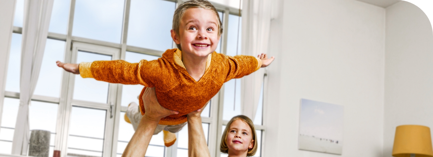 Kinder in Eigenheim durch Baufinanzierung und Förderprogramme der BayernLabo.